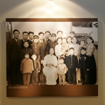 1953년 피난지 부산 범일동에서 모친 한성실 여사와 함께 한 아산의 대가족