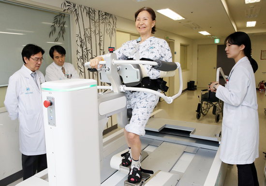 서울아산병원에서 현대중공업의 보행재활로봇을 활용해 환자를 치료하고 있다.