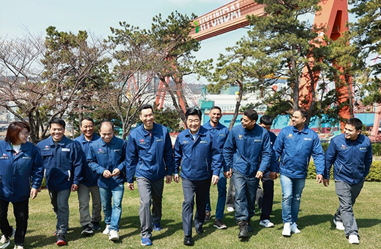 HD현대 권오갑 회장이 27일(수) 울산 HD현대중공업 영빈관에서 오찬 간담회에 참석한 외국인 근로자들과 산책을 하며 담소를 나누고 있다.