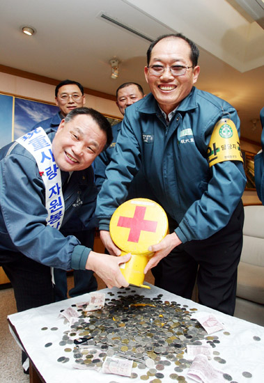 박봉수氏가 7년 동안 모아온 동전 50여만원을 지역 장애우 생활시설 건립 후원금으로 내 놓아 화제입니다. 

