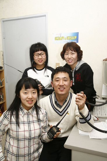 온 가족이 아마추어 무선 통신 자격증을 취득해 햄(HAM)을 즐기고 있는 현대중공업 김영호 씨 가족.
