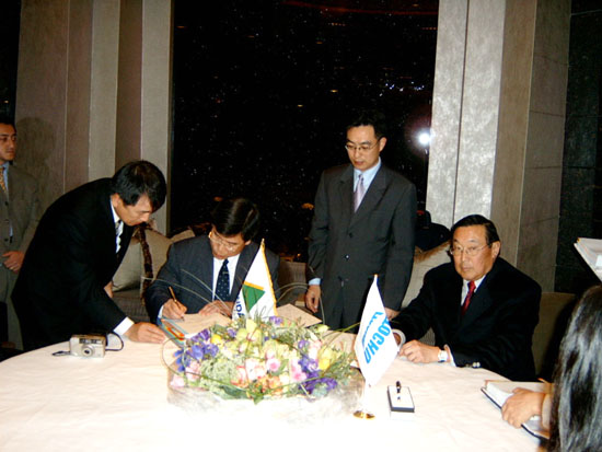 사 진 : 최길선 사장 (왼쪽)과 일본 이토추 상사 다께모리(竹森) 선박해양부문장은 홍콩에서 319,000톤급 VLCC 1척에 대한 계약서명을 하고 있습니다.
