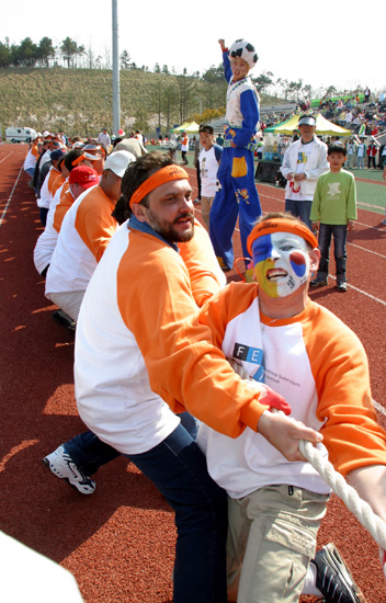 “지구촌 축제에 총성도 잊었다”