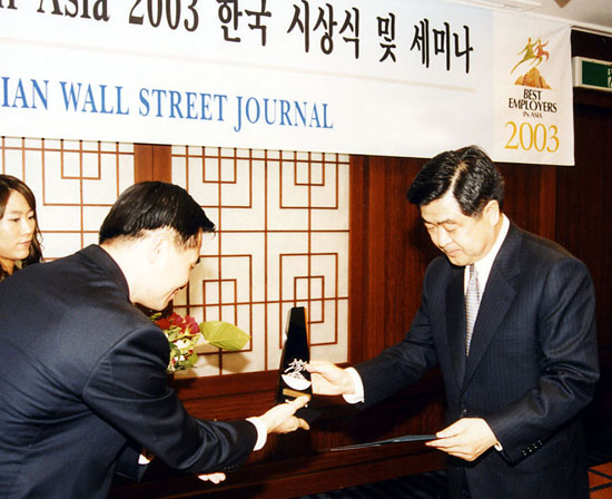 사 진: 현대중공업을 대표해 서울사무소 권오갑 전무가 아시아 최고의 직장상을 수상했다.