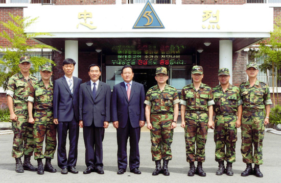 현대중공업 송강호 전무(왼쪽 다섯번째)와 이재수 육군 53사단장(왼쪽 여섯번째)..