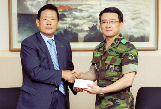 육군 제 53사단에 위문금 전달