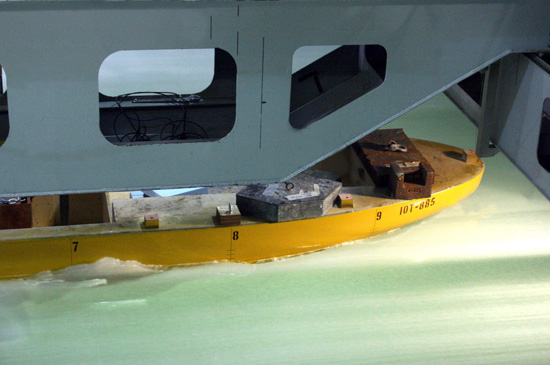 캐나다 「IOT연구센터 빙수조(Ice Tank)」에서 가진 현대중공업 쇄빙상선 선형의 최종 성능 테스트.