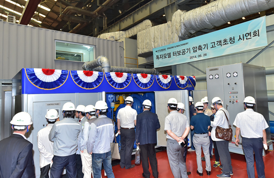 시연회에 참석한 고객들이 현대중공업의 공기압축기를 둘러보고 있다.
