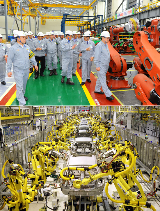 현대중공업 김정래 경영지원본부장(오른쪽에서 첫번째), 강창준 해양사업본부장(오른쪽에서 두번째) , 권오신 엔진기계사업본부장(오른쪽에서 세번째)이 울산 본사 내 로봇 신공장을 둘러보고 있다.