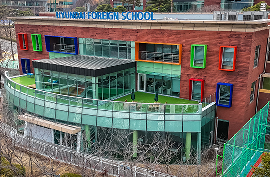 현대외국인학교는 21일(수) 울산과학대 동부캠퍼스 내 학교 건물에서 이전 개관식 행사를 가졌다. 