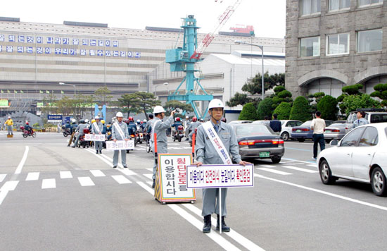 중역들이 펼치고 있는 출근길 안전캠페인.