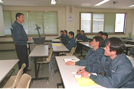 “산업전사, 주경야독으로 1천5백명 학사모”