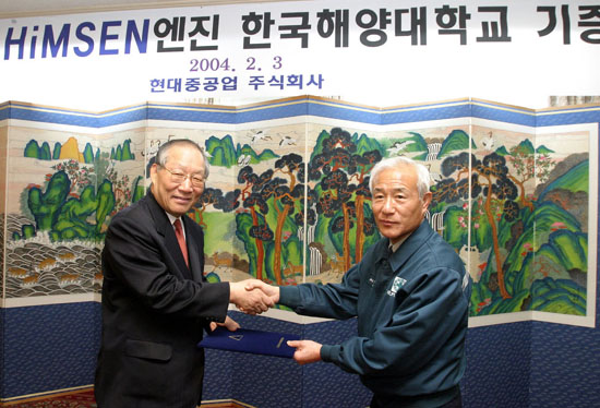 독자모델 「힘센엔진」대학에 기증